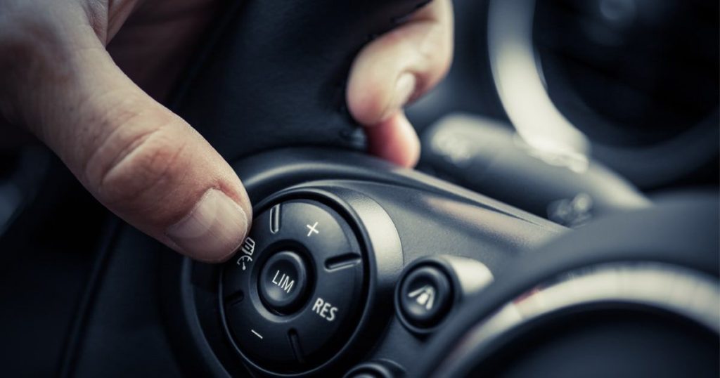 کروز کنترل چیست و چگونه کار می‌کند؟ راهنمای کامل